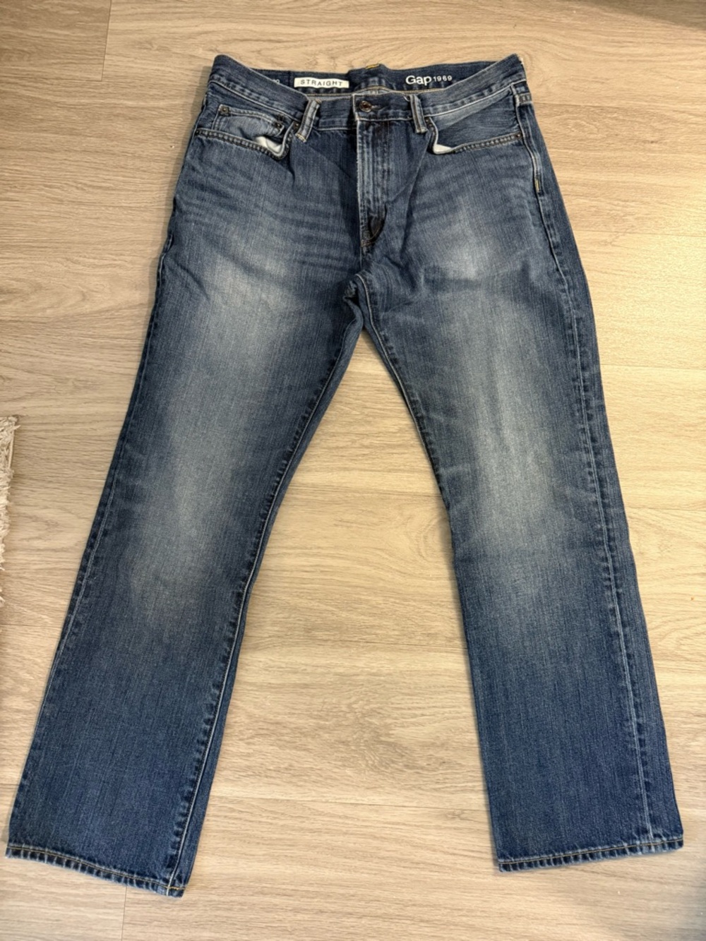 GAP Straight Leg Men's Jeans in Medium Blue Wash, 33x30